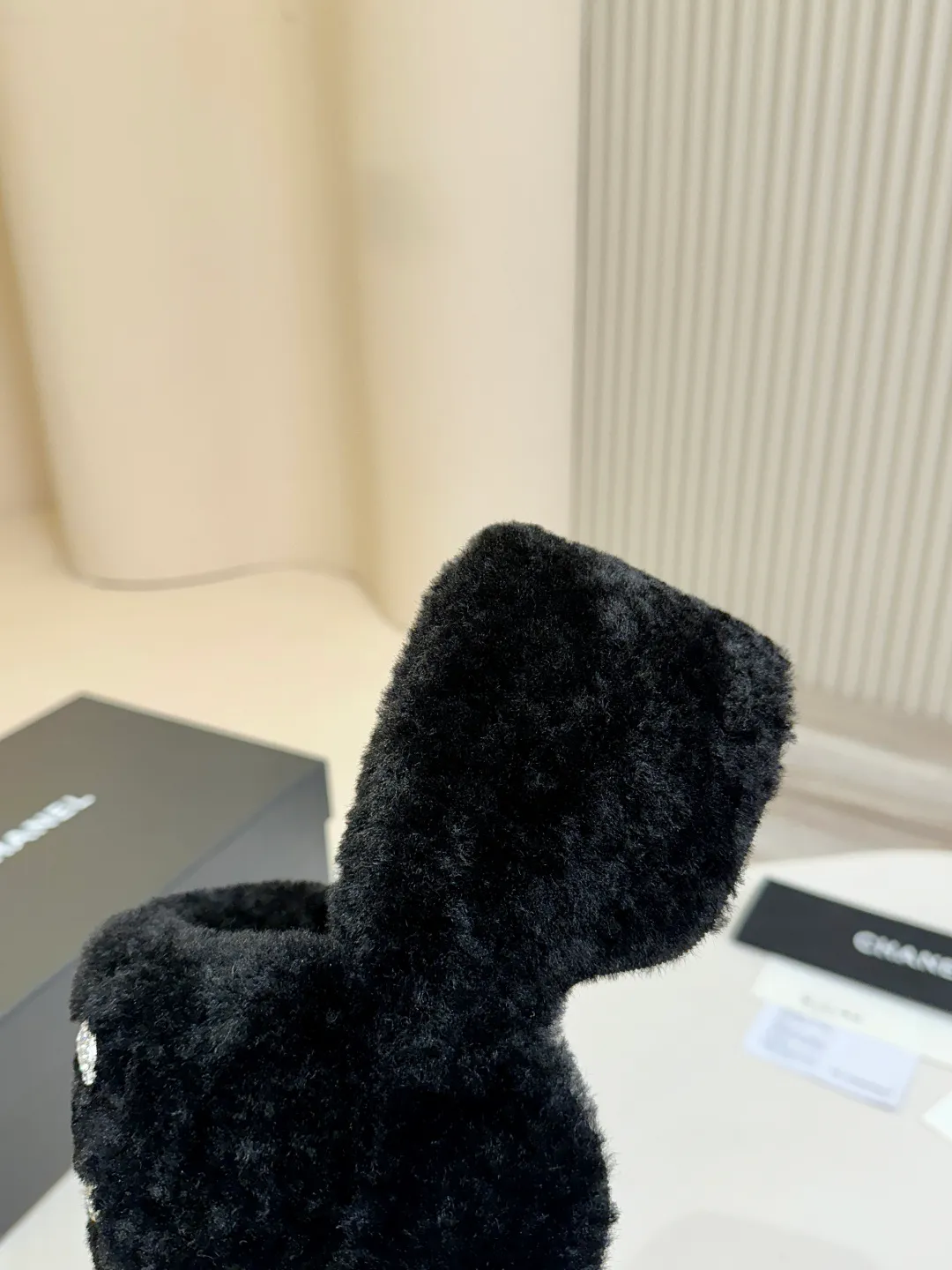 👟👟Ex-factory price 480👟👟 Chanel CHANEL thick-soled fur flip flops｜Finally waited for this pair of celebrity show style same style🧚♀️ The upper is covered with soft and waxy lamb wool, with classic double C diamond buckle👟👟The texture is full of texture. As soon as you put it on, your sense of luxury will instantly soar. The inner lamb wool fabric is as comfortable as stepping on clouds☁️ Thickened rubber soles, 8cm at the heel, 6.5cm at the forefoot, with raised bars, easy to wear with long legs~ The wedge heel design is super easy to walk, lazy and fashionable. It is very elegant for daily outings and date wear. It is a must-have and versatile artifact for this autumn and winter, waiting for you~ #chanel slippers #Celebrity Style #Advanced Wearing Fabric: Lamb 🐑 Wool Lining: Lamb 🐑 Wool Feet: lamb 🐑 hair Outsole: wear-resistant and non-slip rubber outsole Size: 35–40
